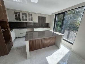 KAVACIK' TA BOĞAZ GÖREN YENİ YAPILMIŞ SATILIK VİLLA