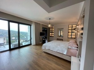 RİVA' DA SİTE İÇİNDE SATILIK YENİLENMİŞ VİLLA