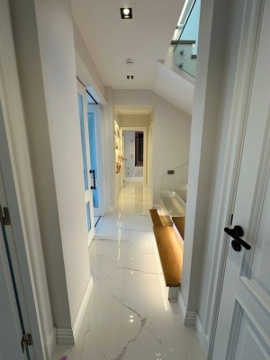 RİVA' DA SİTE İÇİNDE SATILIK YENİLENMİŞ VİLLA