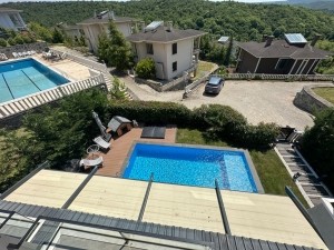 RİVA' DA SİTE İÇİNDE SATILIK YENİLENMİŞ VİLLA