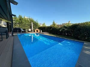 RİVA' DA SİTE İÇİNDE SATILIK YENİLENMİŞ VİLLA