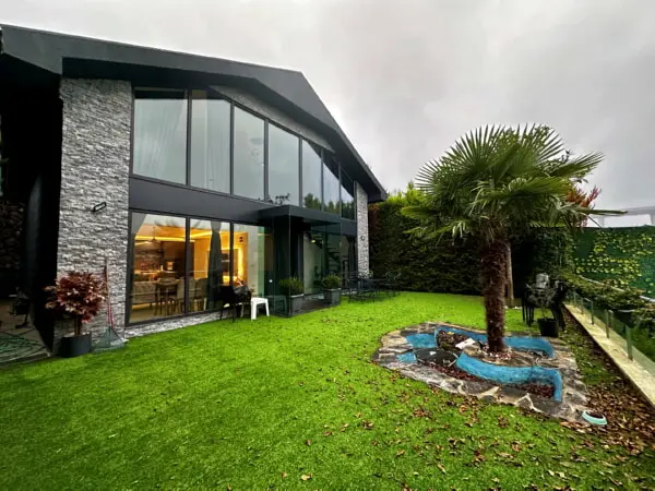Beykoz Konakları Satılık Bahçeli Modern Tasarımlı Gri Villa