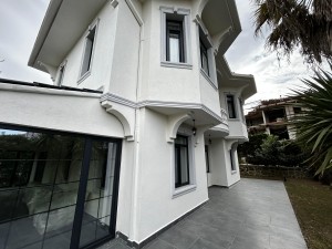 HİDİV EVLERİ SİTESİ SATILIK SIFIR YAPILI TRİPLEX VİLLA