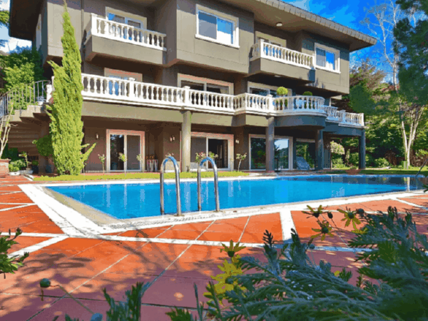 havuzlu yeşil renkli büyük villa