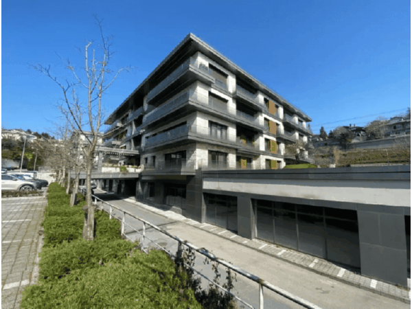 geniş ve otoparklı bir site