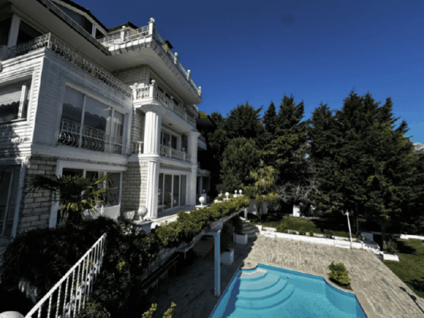 havuzlu gri villa