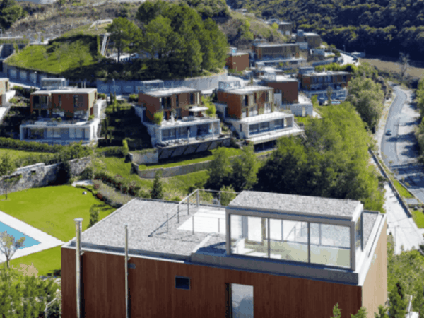 Tepeden modern görünümlü villaların görüntüsü