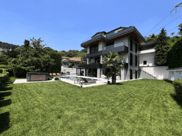 bahçeli havuzlu modern villa