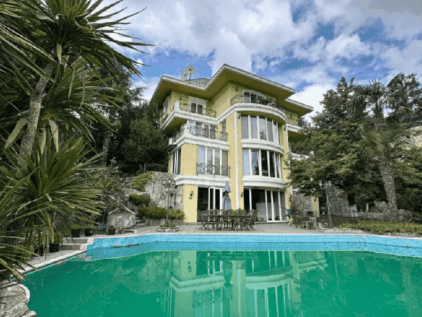 Yeşil havuzlu sarı büyük villa