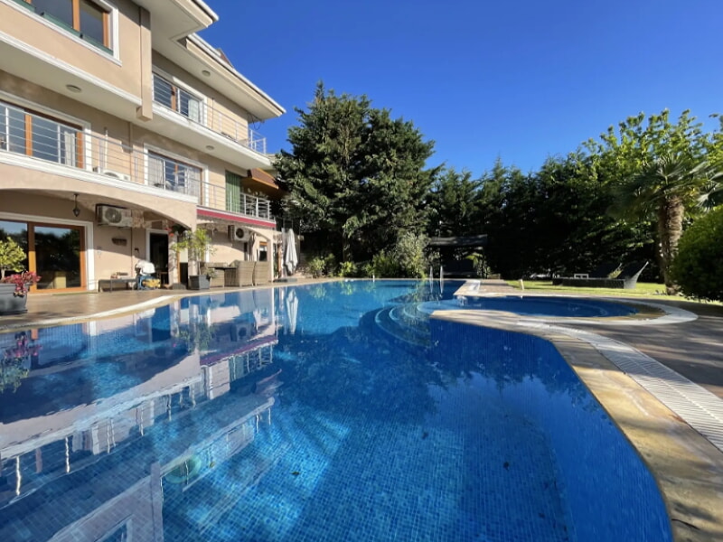 Havuzlu modern villa