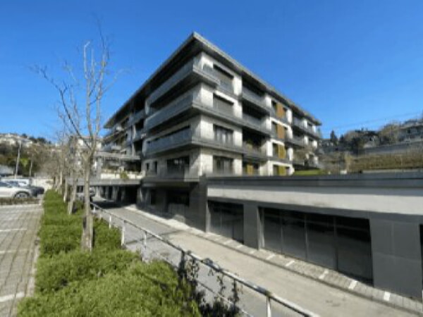geniş ve otoparklı bir site