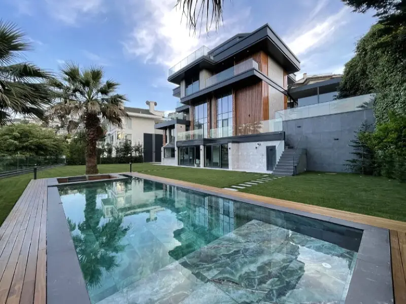 Havuzlu Modern Tasarımlı Villa