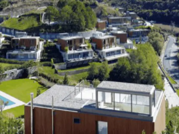 Tepeden Modern Görünümlü Villaların Görüntüsü