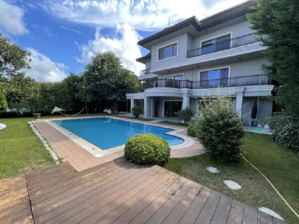 Havuzlu gri villa