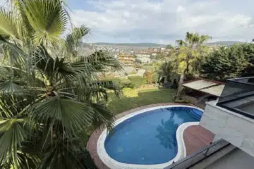 Havuzlu Bahçeli Villa