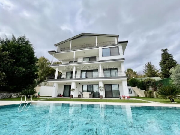 Havuzlu beyaz villa