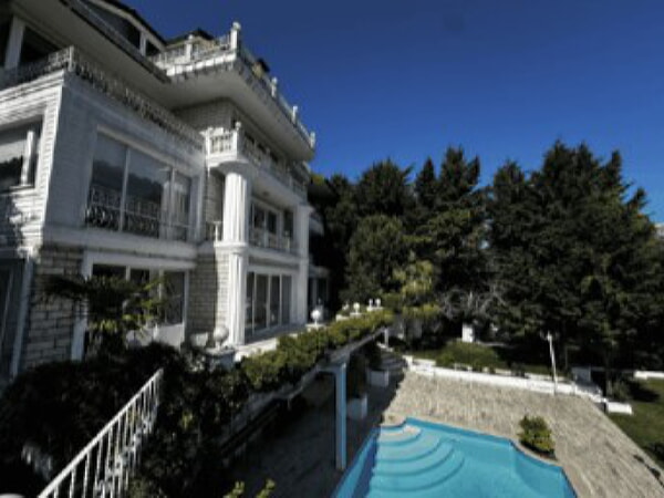 havuzlu gri villa