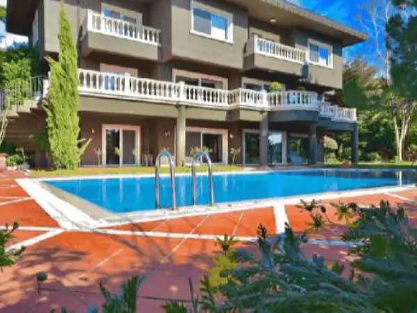 Havuzlu Yeşil Renkli Büyük Villa