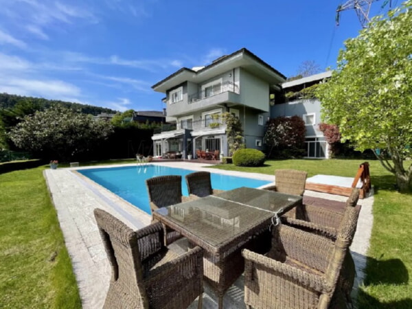 Havuzlu oturma alanlı villa
