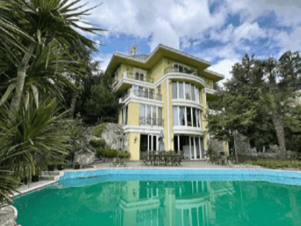 Yeşil havuzlu sarı büyük villa