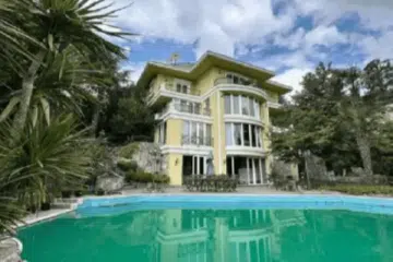 Yeşil Havuzlu, Sarı Büyük Villa