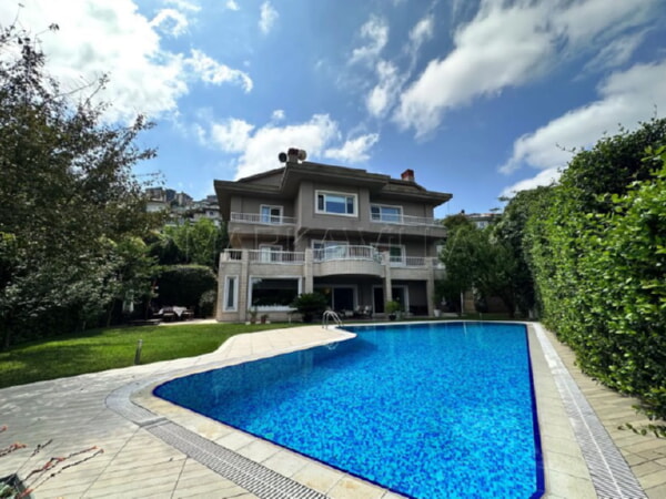 Mavi havuzlu, gri villa