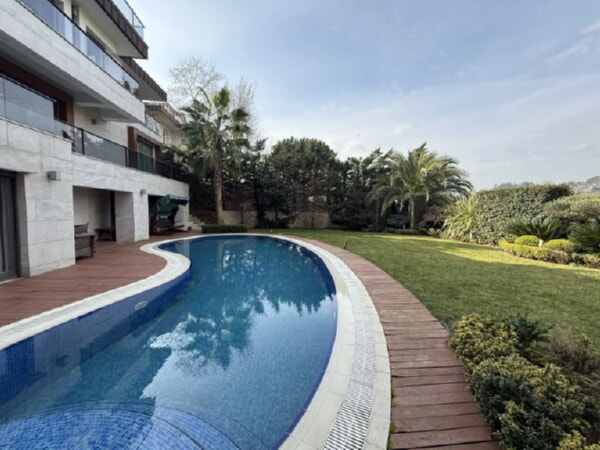 Modern görünümlü havuzlu villa