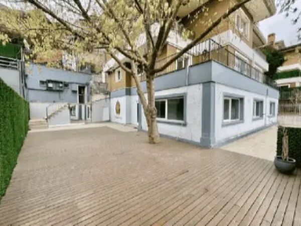 Acarkent Kiralık Daire Tek Katlı Ahşap Zeminli Boş Mekanın Bahçesi