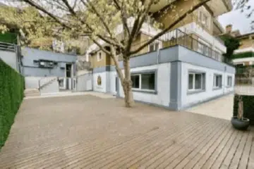 Tek Katlı Ahşap Zeminli Boş Mekanın Bahçesi
