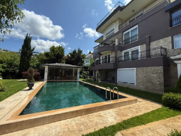 Havuzlu gri villa